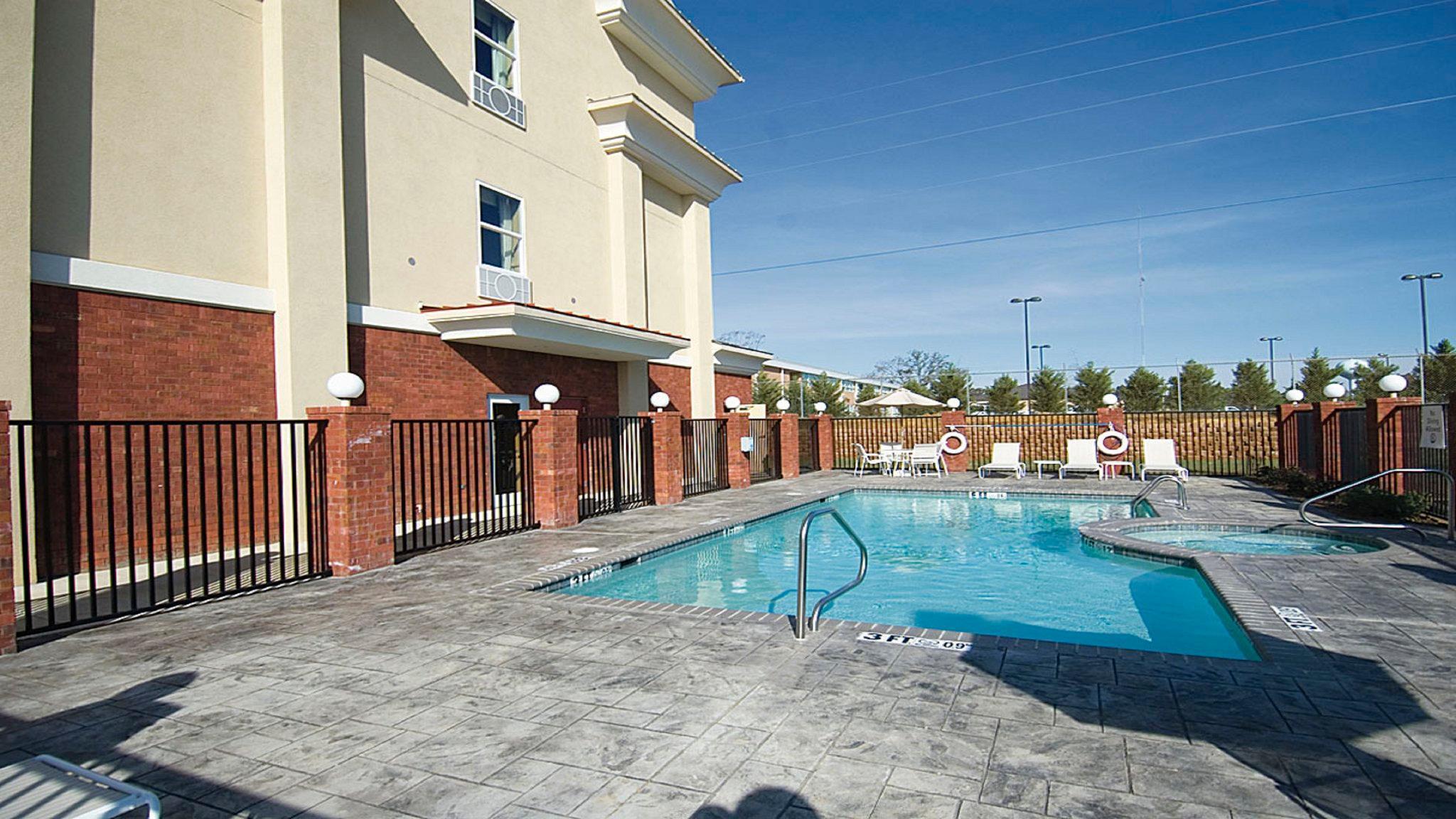 Holiday Inn Express Mccomb By Ihg Eksteriør bilde