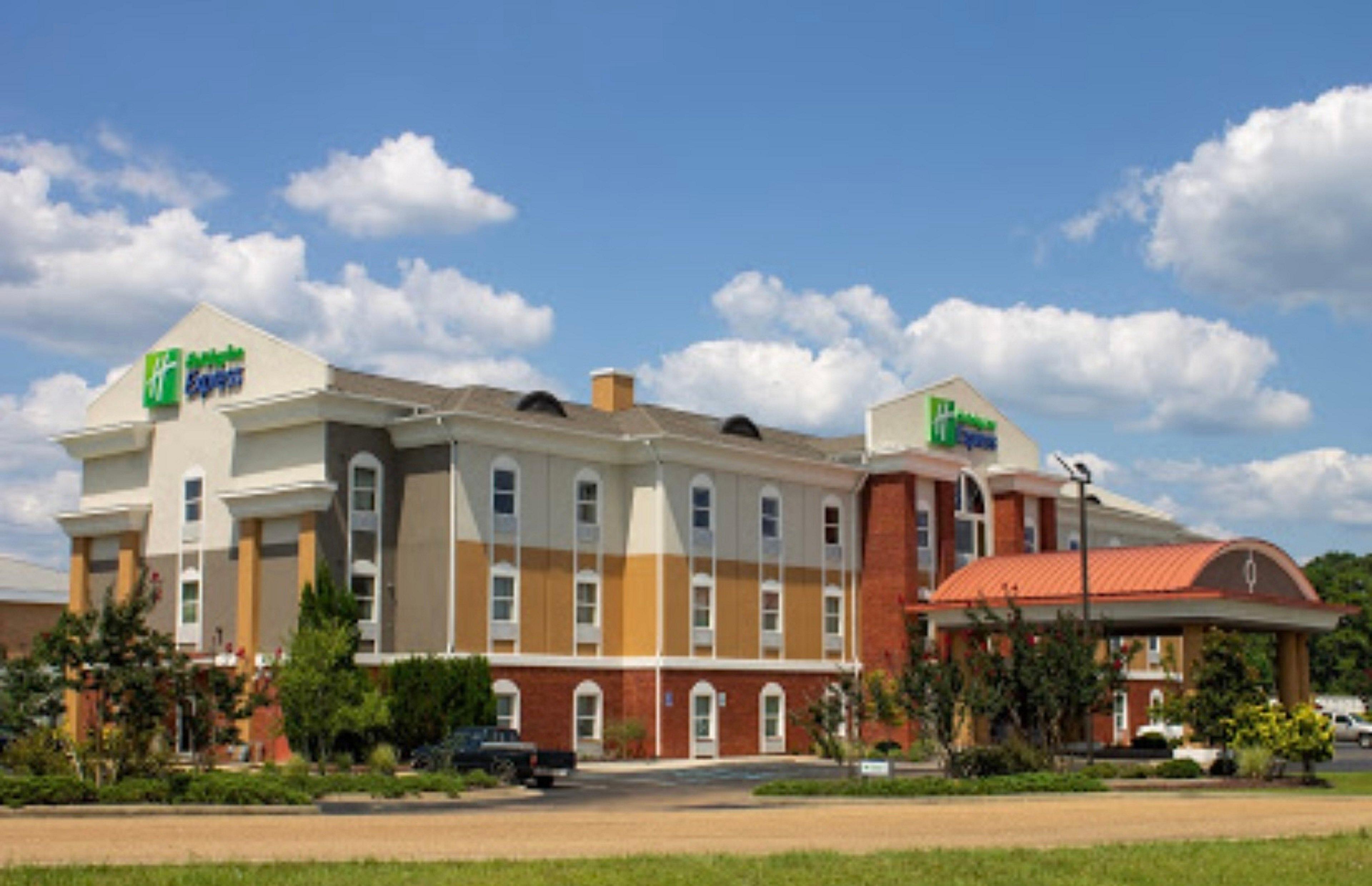 Holiday Inn Express Mccomb By Ihg Eksteriør bilde