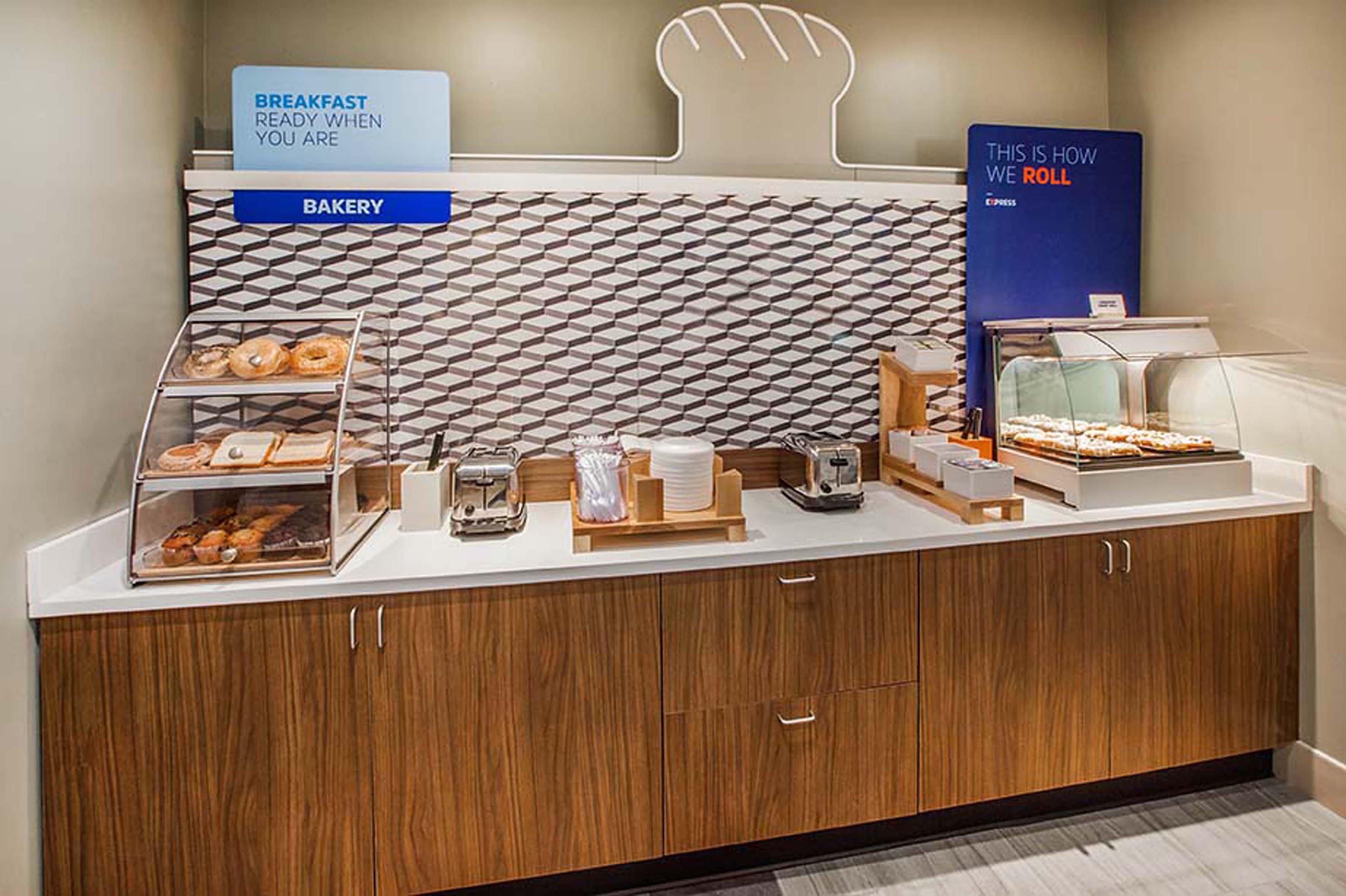 Holiday Inn Express Mccomb By Ihg Eksteriør bilde