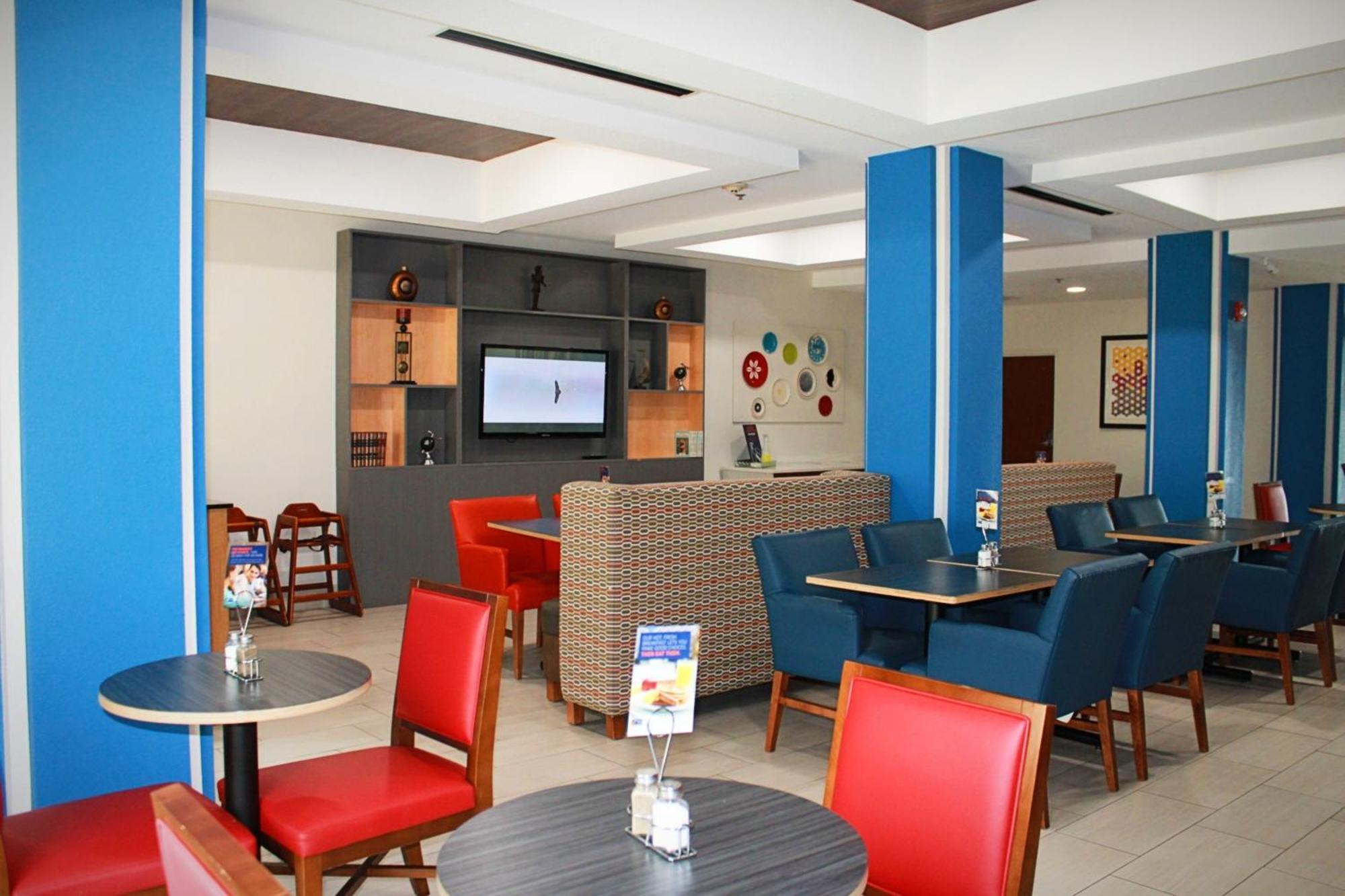 Holiday Inn Express Mccomb By Ihg Eksteriør bilde